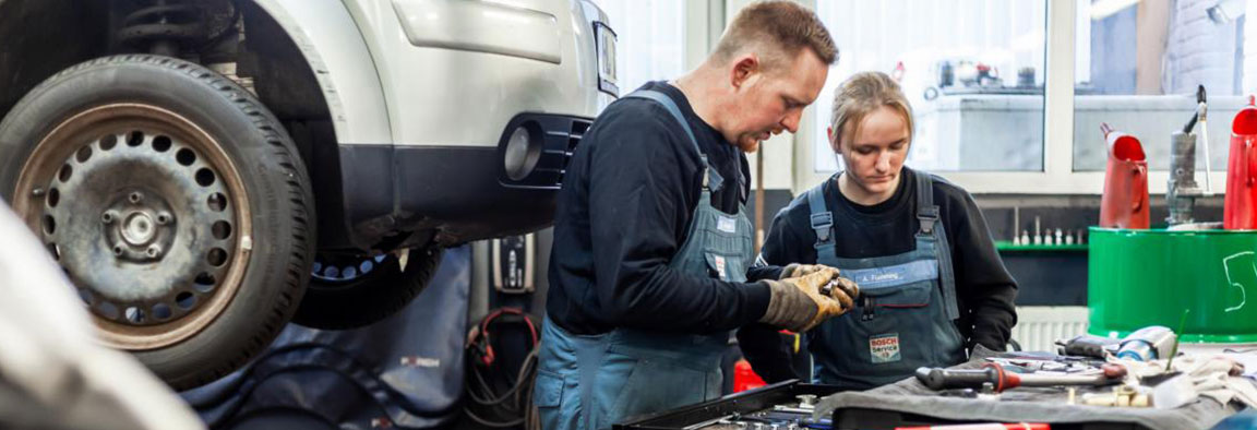 Autoreparatur in einer Autowerkstatt